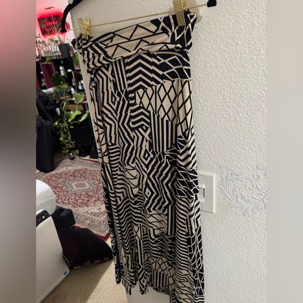 Charlotte Russe Geometric Black and Cream Maxi Skirt